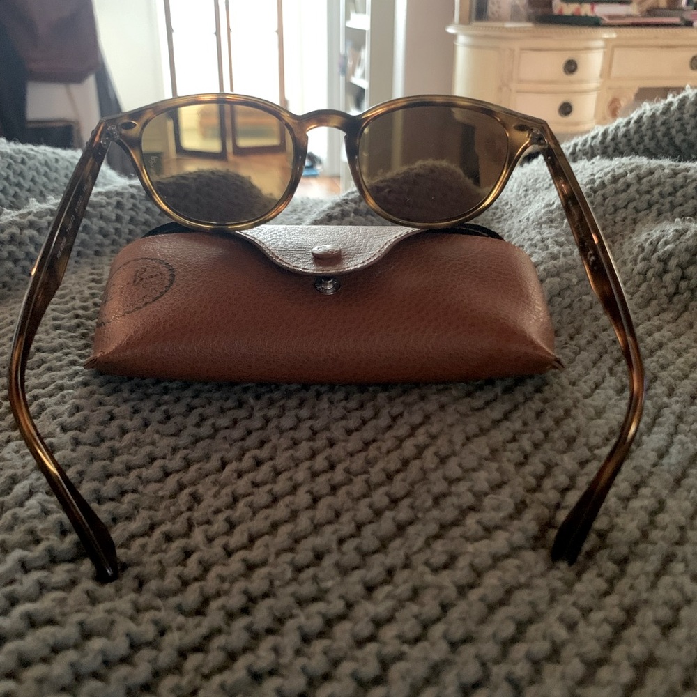 Brown tortoise shell Raybans w/ brown case.